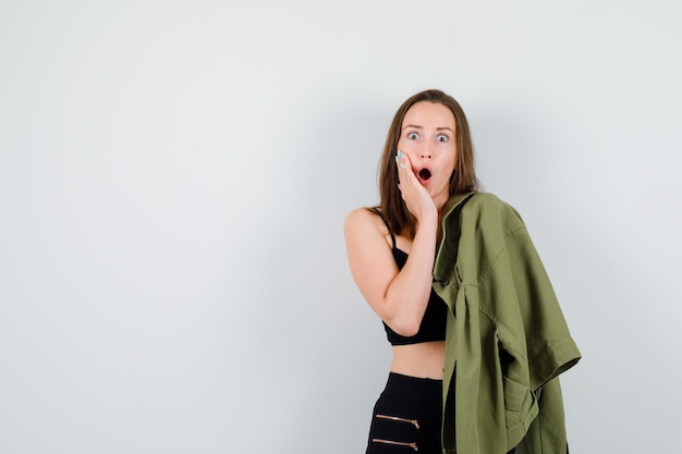 Ausdrucksstarke junge Frau posiert im Studio