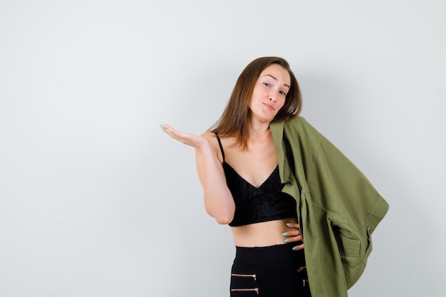 Ausdrucksstarke junge Frau posiert im Studio