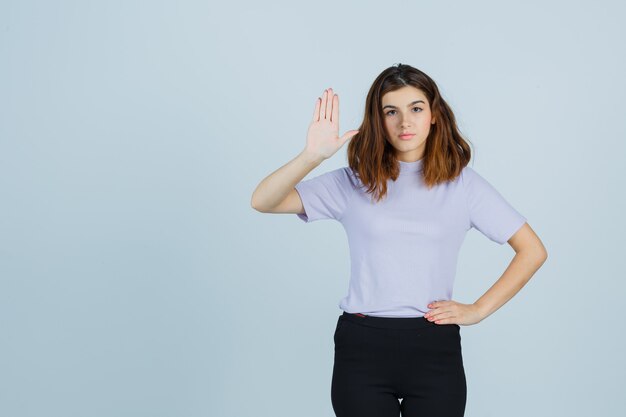 Ausdrucksstarke junge Frau posiert