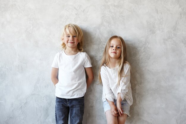 Ausdrucksstarke Kinder posieren im Haus