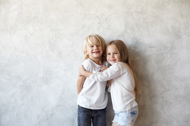 Ausdrucksstarke Kinder posieren im Haus