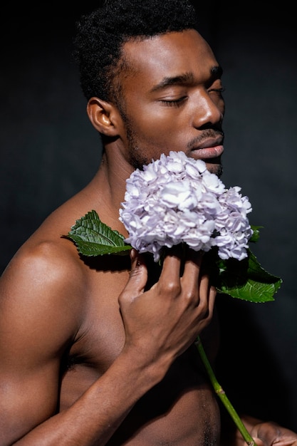 Ausdrucksstarke Modellaufstellung mit Blumennahaufnahme