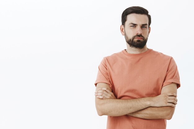Ausdrucksstarker bärtiger Mann im orangefarbenen T-Shirt