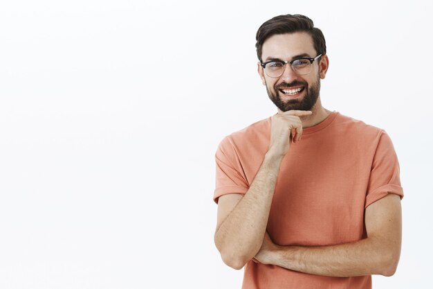 Ausdrucksstarker bärtiger Mann im orangefarbenen T-Shirt