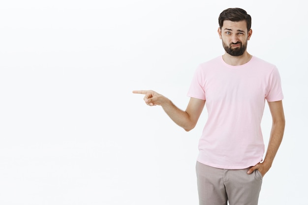 Ausdrucksstarker bärtiger Mann im rosa T-Shirt