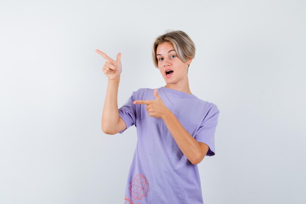 Ausdrucksstarker Junge, der im Studio aufwirft