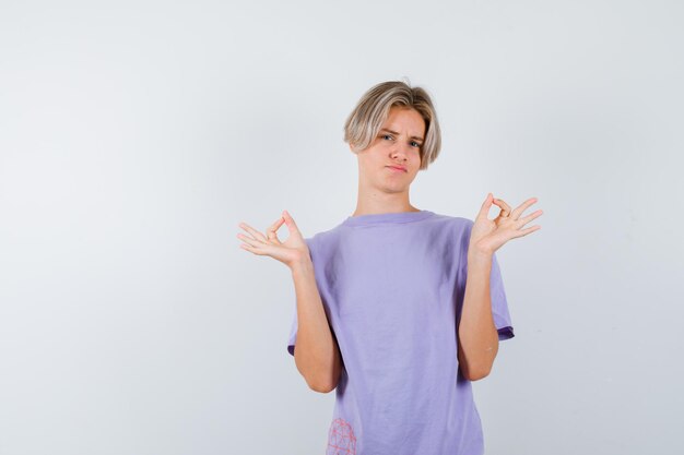 Ausdrucksstarker Junge, der im Studio aufwirft