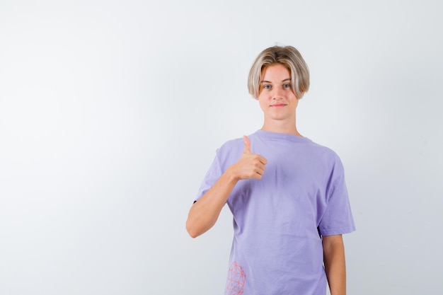 Ausdrucksstarker Junge, der im Studio aufwirft