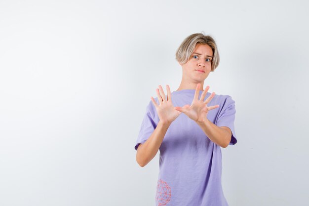 Ausdrucksstarker Junge, der im Studio aufwirft