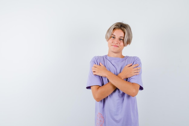 Kostenloses Foto ausdrucksstarker junge, der im studio aufwirft