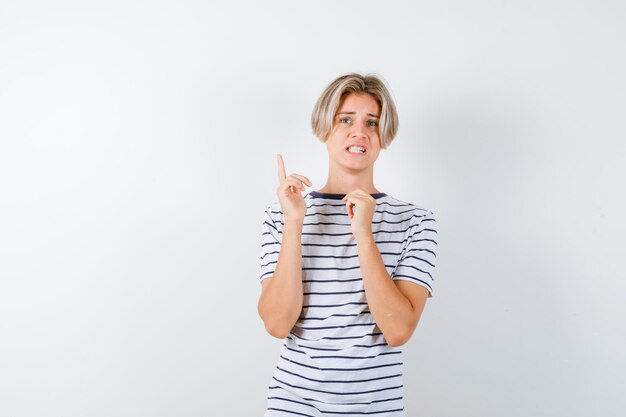 Ausdrucksstarker Junge, der im Studio aufwirft