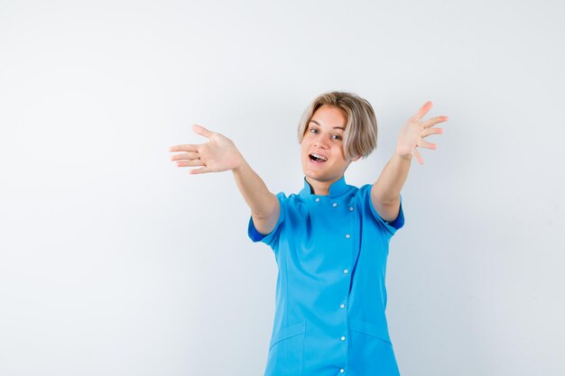 Ausdrucksstarker Junge, der im Studio aufwirft