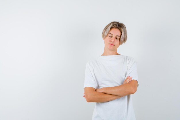 Ausdrucksstarker Junge, der im Studio aufwirft