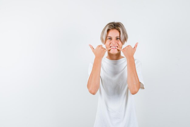 Ausdrucksstarker Junge, der im Studio aufwirft