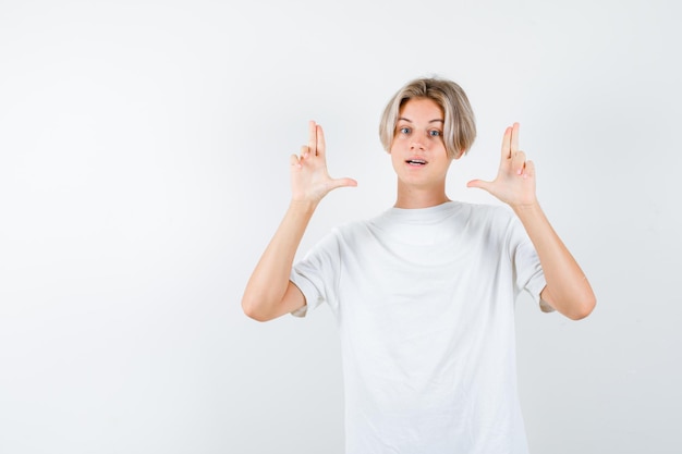 Ausdrucksstarker Junge, der im Studio aufwirft