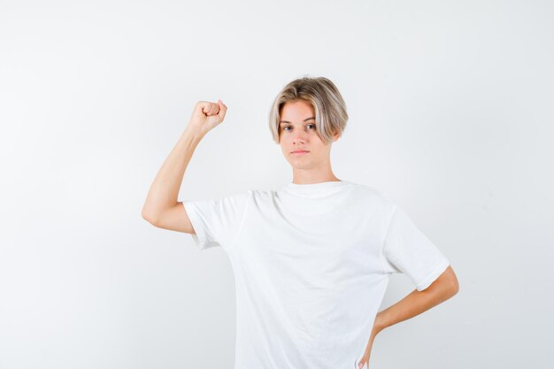 Ausdrucksstarker Junge, der im Studio aufwirft