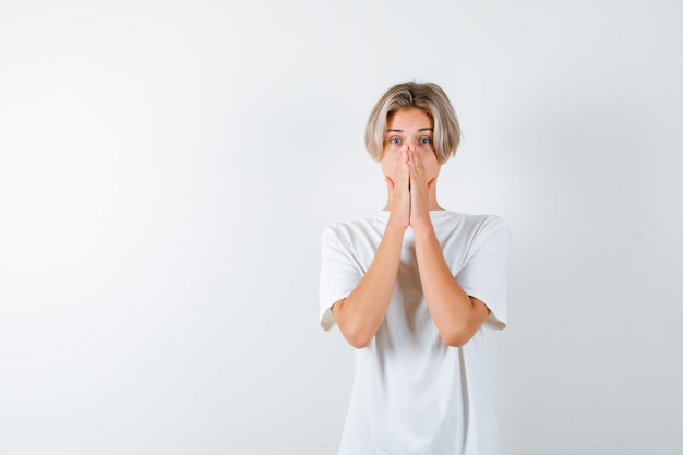 Kostenloses Foto ausdrucksstarker junge, der im studio aufwirft