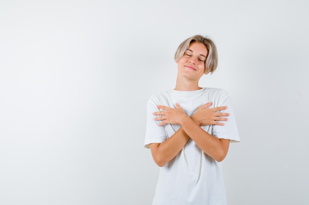 Kostenloses Foto ausdrucksstarker junge, der im studio aufwirft