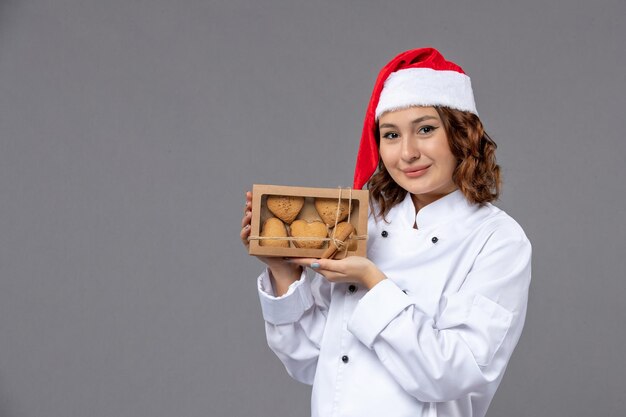 Ausdrucksstarker junger Koch posiert für den Winterurlaub