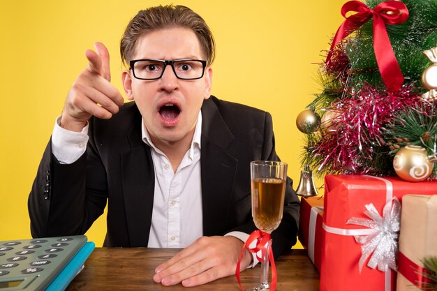 Ausdrucksstarker junger Mann, der für Weihnachten aufwirft