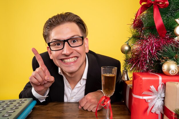 Ausdrucksstarker junger Mann, der für Weihnachten aufwirft