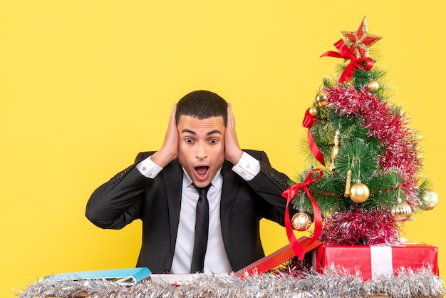 Ausdrucksstarker junger Mann, der für Weihnachten aufwirft