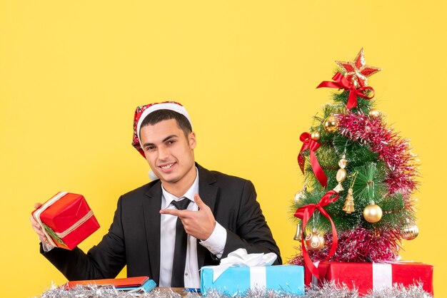 Ausdrucksstarker junger Mann, der für Weihnachten aufwirft