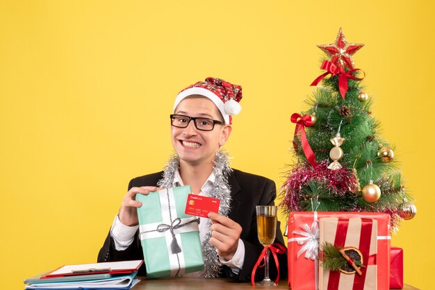 Ausdrucksstarker junger Mann, der für Weihnachten aufwirft