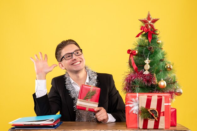 Ausdrucksstarker junger Mann, der für Weihnachten aufwirft