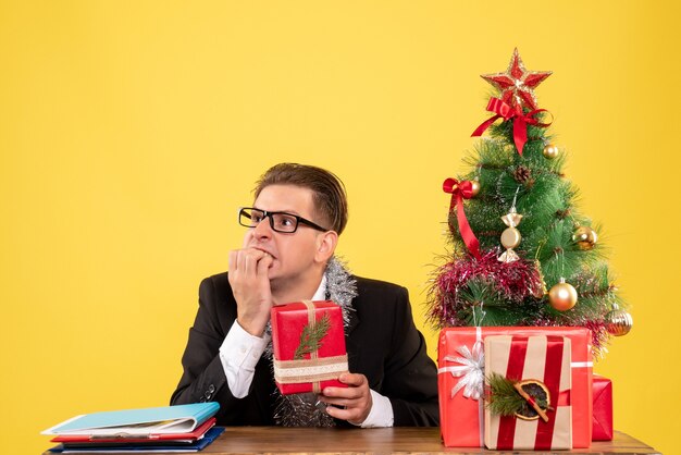 Ausdrucksstarker junger Mann, der für Weihnachten aufwirft