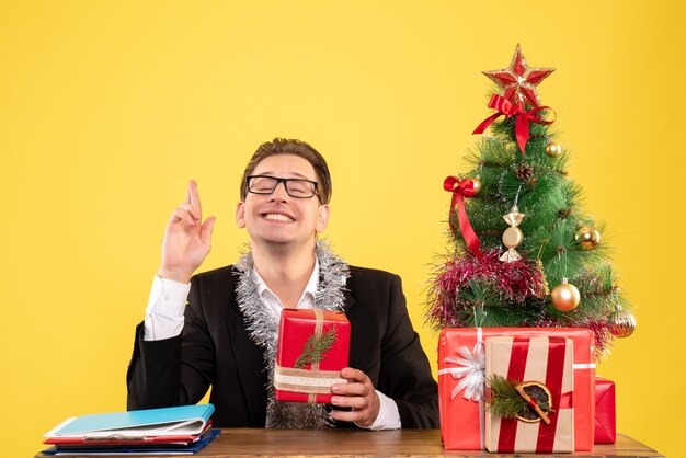 Ausdrucksstarker junger Mann, der für Weihnachten aufwirft