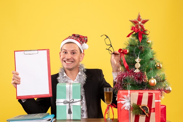 Ausdrucksstarker junger Mann, der für Weihnachten aufwirft