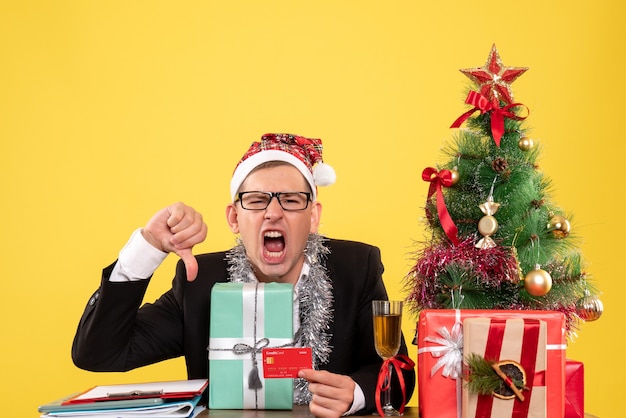 Ausdrucksstarker junger Mann, der für Weihnachten aufwirft