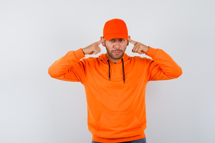 Kostenlose Foto ausdrucksstarker junger mann, der im studio aufwirft