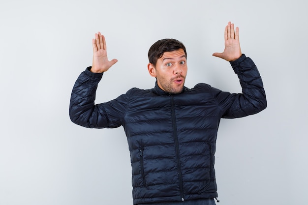 Kostenloses Foto ausdrucksstarker junger mann, der im studio aufwirft