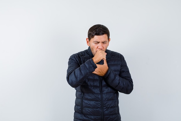 Kostenloses Foto ausdrucksstarker junger mann, der im studio aufwirft