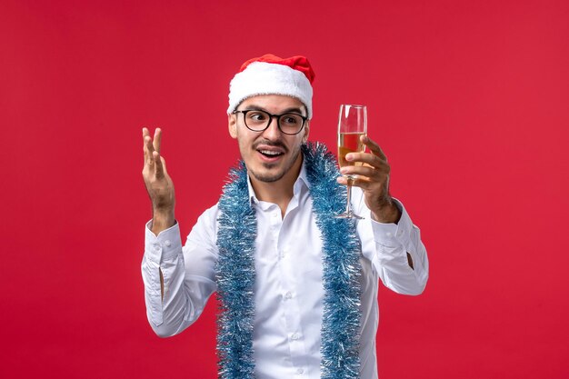 Ausdrucksstarker junger Mann posiert für Weihnachten