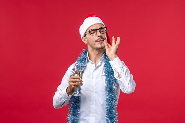 Ausdrucksstarker junger Mann posiert für Weihnachten