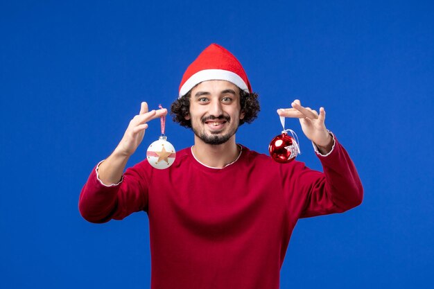 Ausdrucksstarker junger Mann posiert für Weihnachten