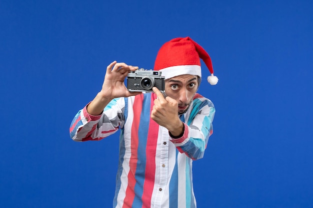 Kostenloses Foto ausdrucksstarker junger mann posiert für weihnachten