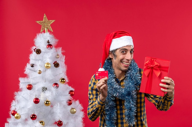 Ausdrucksstarker junger Mann posiert für Weihnachten