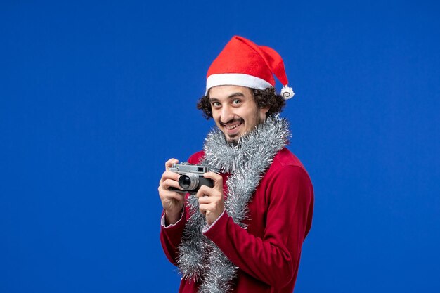 Ausdrucksstarker junger Mann posiert für Weihnachten