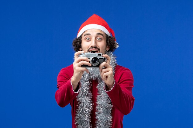 Ausdrucksstarker junger Mann posiert für Weihnachten