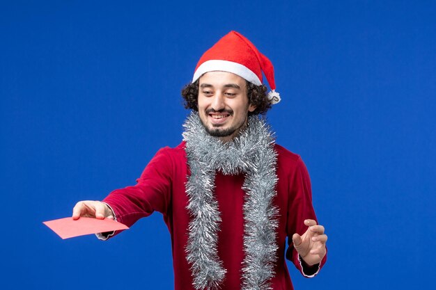 Kostenloses Foto ausdrucksstarker junger mann posiert für weihnachten