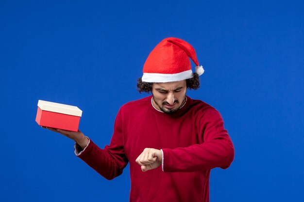 Ausdrucksstarker junger Mann posiert für Weihnachten