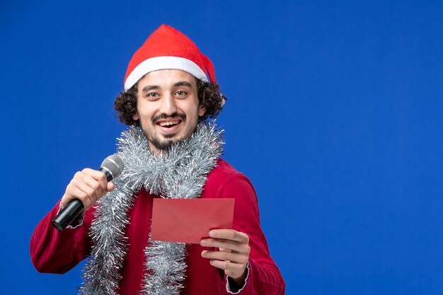 Ausdrucksstarker junger Mann posiert für Weihnachten