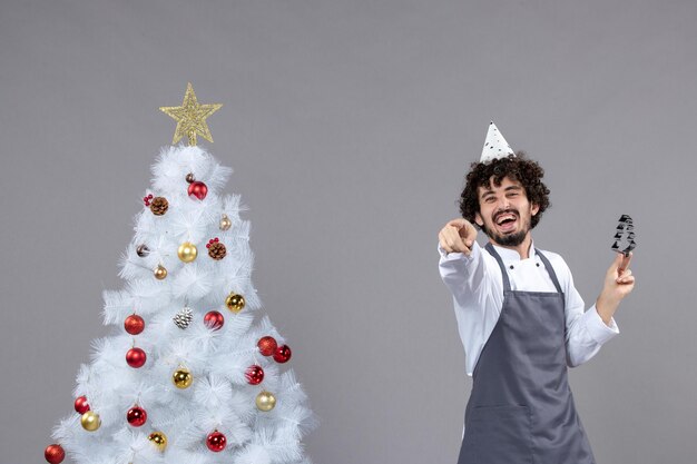 Ausdrucksstarker junger Mann posiert für Winterferien