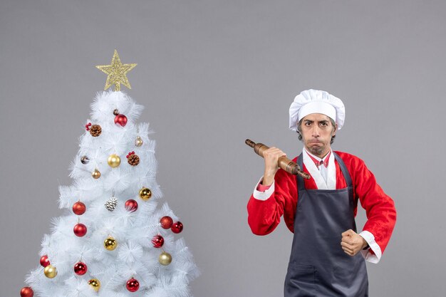 Ausdrucksstarker junger Mann posiert für Winterferien