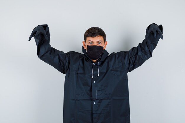 Ausdrucksstarker junger Mann posiert im Studio