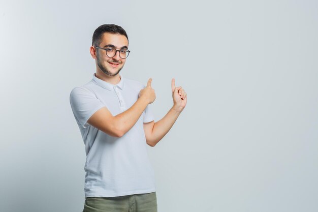 Ausdrucksstarker junger Mann posiert im Studio